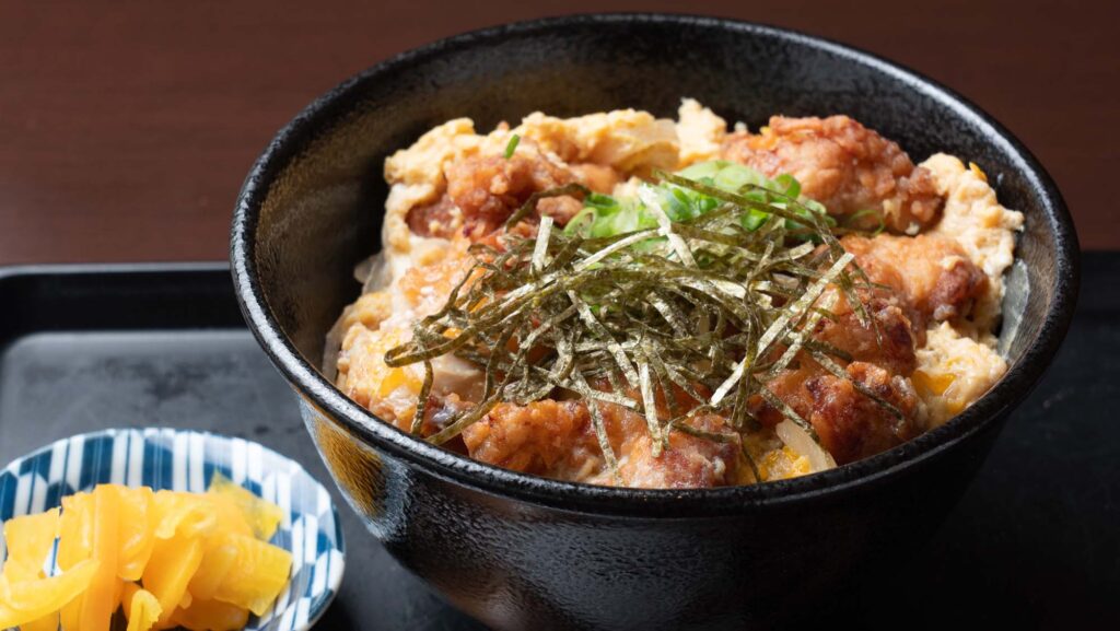 コメカラ玉子丼
